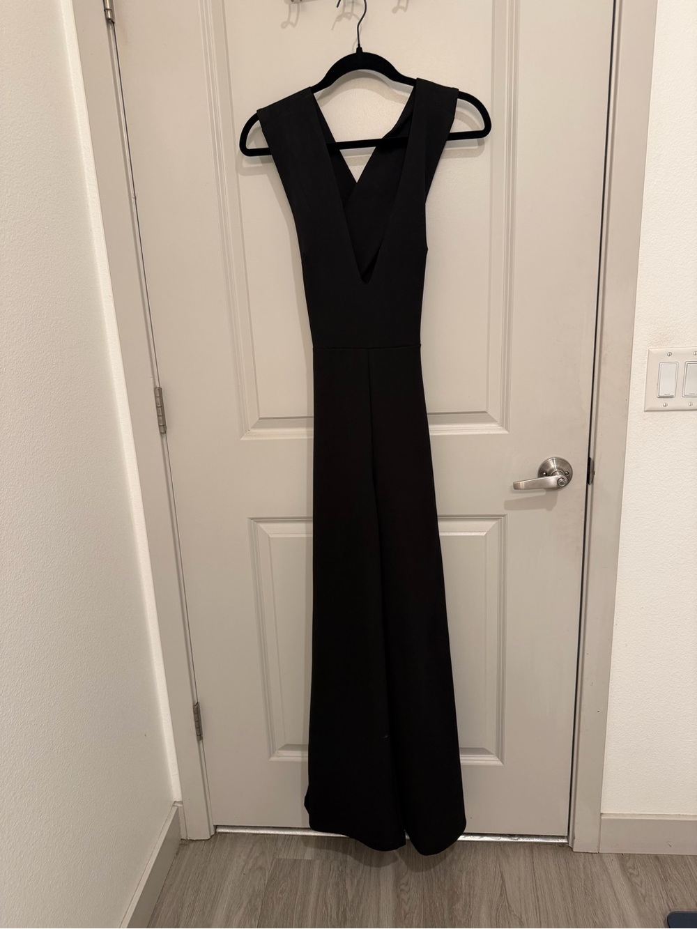 Lulu’s Black V-Neck Jumpsuit. Small